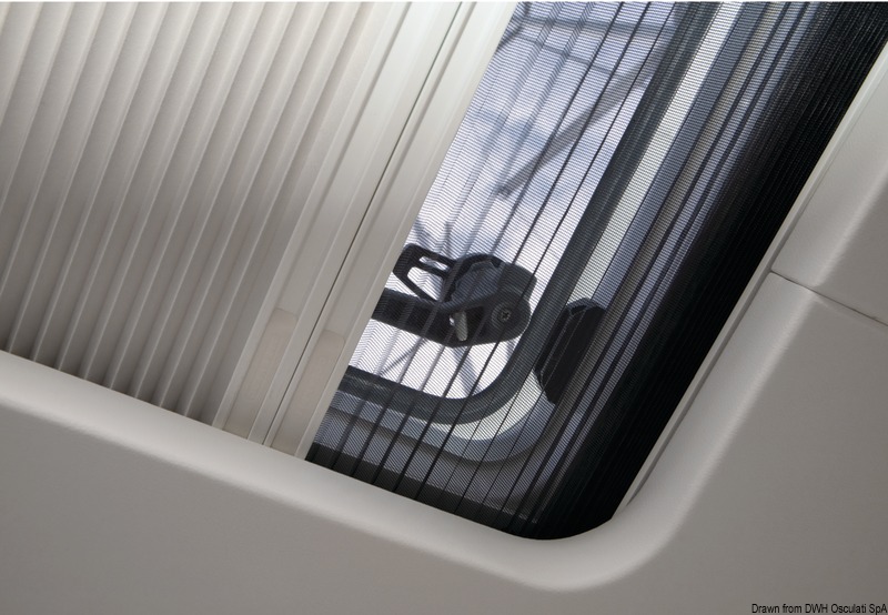 19.803.20_c.jpg Pleated Screen x Lewmar 44 - immagine 1
